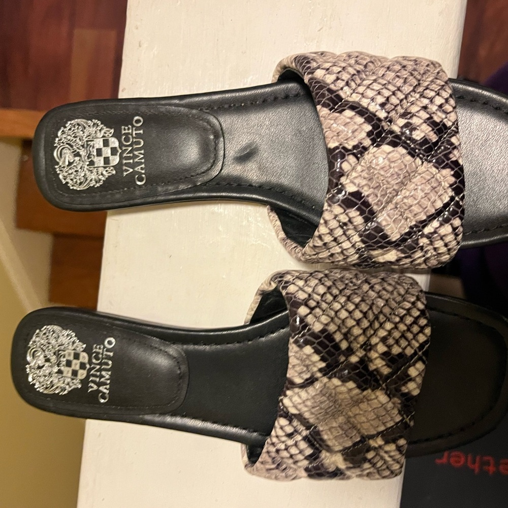 VINCE CUMUTO FLAT SANDALS